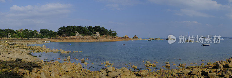 在法国布列塔尼Côtes d'Armor的Bréhat岛海湾的船只在夏天